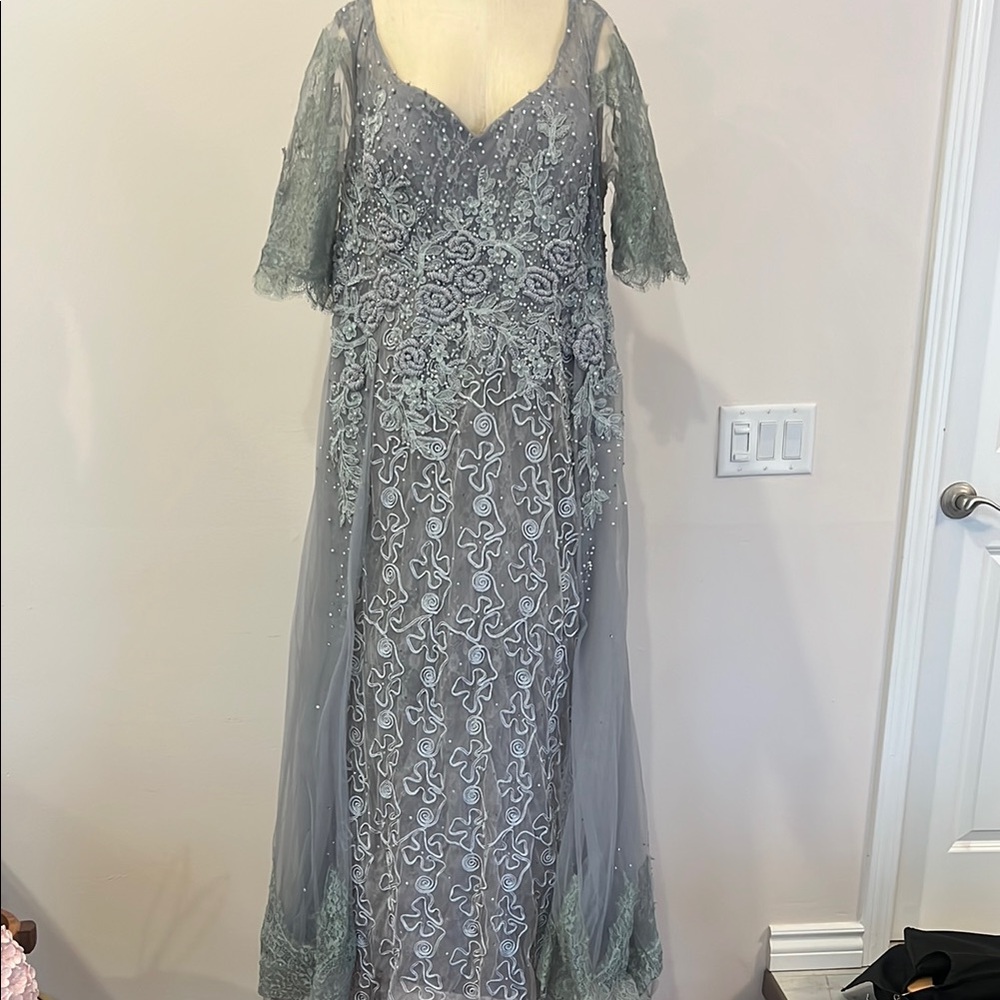 Elegant Lace Evening Gown in Gray